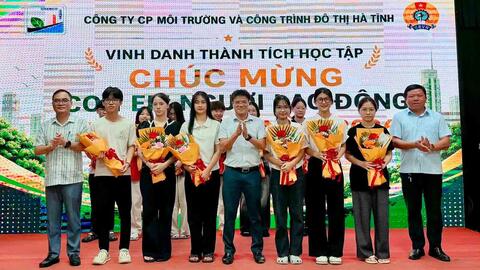 Tặng quà cho con công nhân môi trường đô thị ở Hà Tĩnh đậu đại học