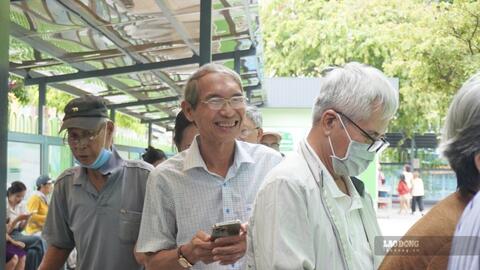 Người dân TPHCM xếp hàng nhận thẻ giao thông, bất ngờ vì một thẻ đi nhiều phương tiện