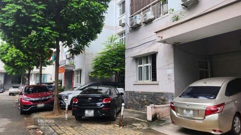 Hà Nội: Ô tô đỗ tràn lan, cản trở giao thông tại một số khu đô thị