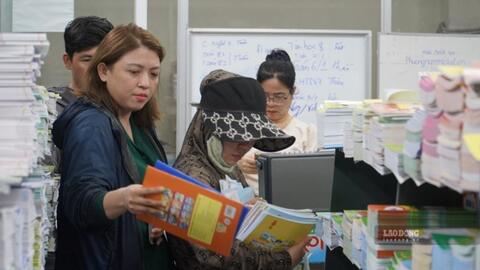 Phụ huynh ở Hà Nội đến nhiều cửa hàng nhưng chưa mua đủ sách giáo khoa cho con