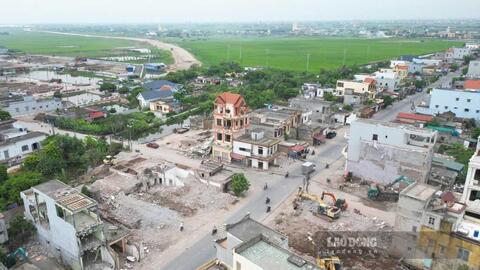 Hàng loạt ngôi nhà 2 - 5 tầng được tháo dỡ, người dân nhường đất làm đường ở Hưng Yên