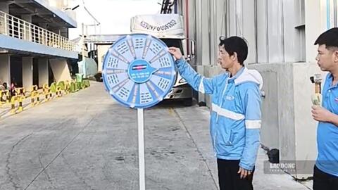 Công nhân ở Lâm Đồng đến sớm để không bỏ lỡ “vòng quay may mắn”