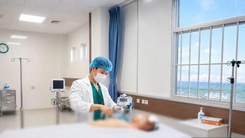 Cứu sống bệnh nhân bị thương tích nặng do tai nạn ở Campuchia