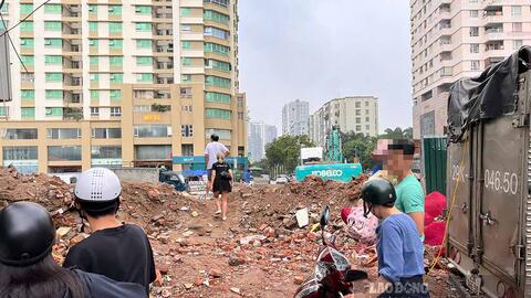 Người dân luồn lách, tìm cách băng qua nút giao đang thi công ở Cầu Giấy