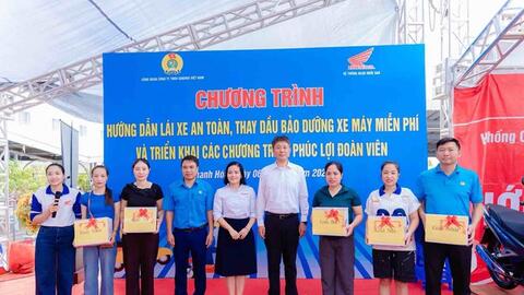 Hơn 300 đoàn viên được hướng dẫn lái xe an toàn, thay dầu miễn phí
