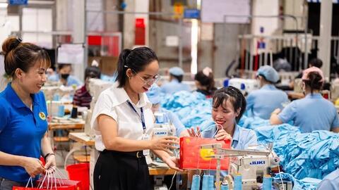 Người lao động và con em thuộc Công đoàn Dệt may Việt Nam được tặng quà Trung thu