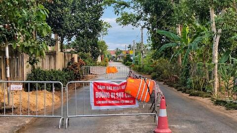 Sau 2 ngày lấp hố sụt, mở một phần đường cho người dân lưu thông