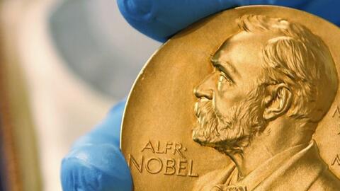 Siêu vật liệu hiện thực hóa ý tưởng “áo choàng tàng hình” gây chú ý tại Nobel Vật lý 2026