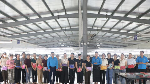 Công đoàn Nghĩa Lộ trao tặng 20 bộ áo dài cho nữ công nhân khó khăn