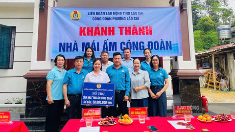 Trao 50 triệu đồng giúp nữ đoàn viên mắc ung thư xây “Mái ấm Công đoàn”