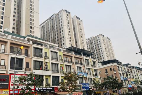 Áp giá trần với nhà ở xã hội, nên hay không?
