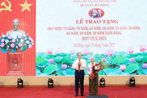 Quan tâm, lắng nghe ý kiến đóng góp của các đảng viên lão thành
