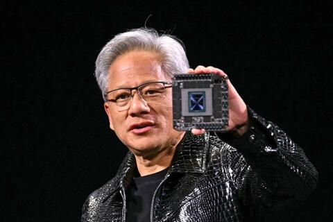 CEO NVIDIA khẳng định không tuồn chip AI sang Trung Quốc: “Hệ thống nặng 2 tấn, ai mà giấu được vào balo?”