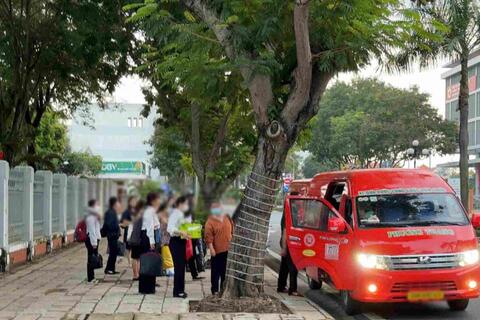 Hơn 300 cán bộ ở TPHCM di chuyển bằng xe đưa đón miễn phí sau sáp nhập