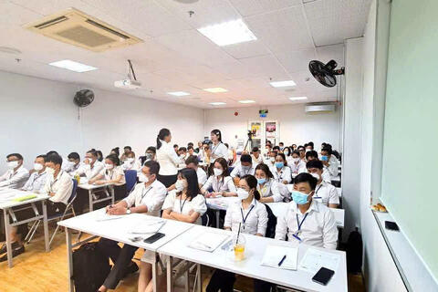 Môi giới bất động sản nở rộ nhờ... học ‘chui’?
