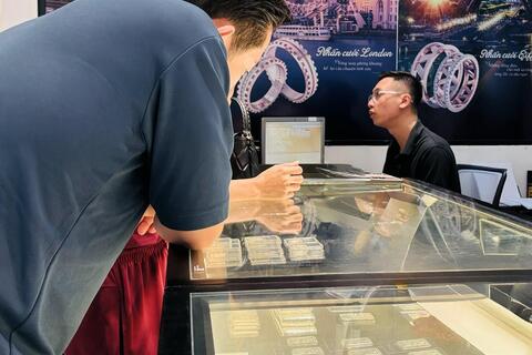 Nếu nhỡ “sóng” chứng khoán và vàng, người mua bạc vẫn lãi 35% từ đầu năm
