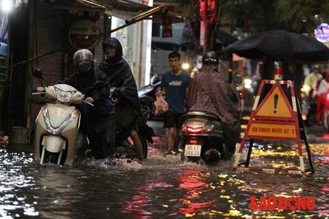 Sắp mưa to dồn dập ở miền Bắc do hoàn lưu bão số 7 Tapah, cảnh báo thời tiết nguy hiểm