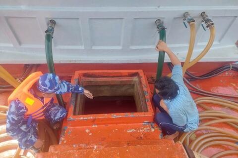 Cảnh sát biển bắt giữ tàu chở hơn 110.000 lít dầu DO không rõ nguồn gốc trong đêm