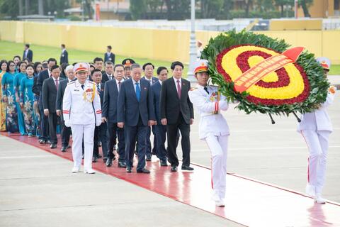 Lãnh đạo Đảng, Nhà nước, đại biểu Quốc hội vào Lăng viếng Chủ tịch Hồ Chí Minh