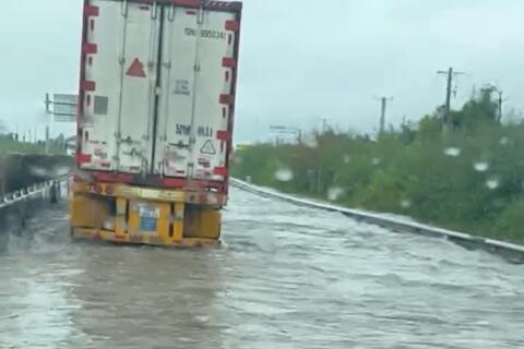 Một đoạn trên cao tốc Vĩnh Hảo - Phan Thiết ngập nước, tạm cấm đường