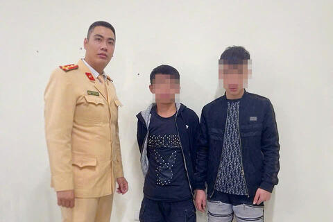 CSGT Hà Nội phát hiện hai nam thanh thiếu niên tàng trữ ma túy đá