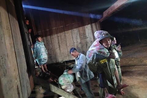 Miền núi Đà Nẵng tiếp tục sơ tán hơn nghìn dân, đường sá hư hỏng nặng