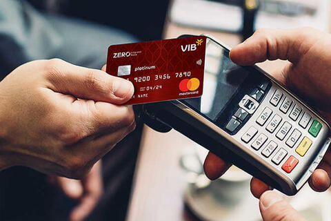 Mùa cao điểm chi tiêu, lãi suất thẻ tín dụng bất ngờ tăng mạnh