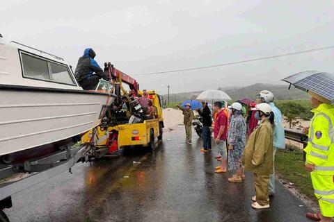 Mưa lũ gây ngập đến nóc nhà, người già ở Đắk Lắk được sơ tán khẩn cấp