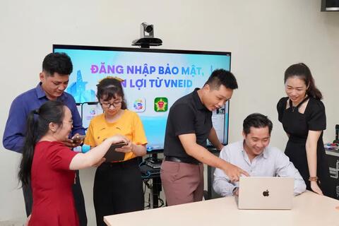 Miễn, giảm phí và thuế để khuyến khích người dân trở thành công dân số