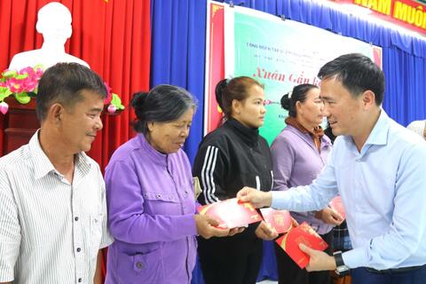 Xuân gắn kết, Tết nghĩa tình đến với người dân khó khăn Khánh Hòa