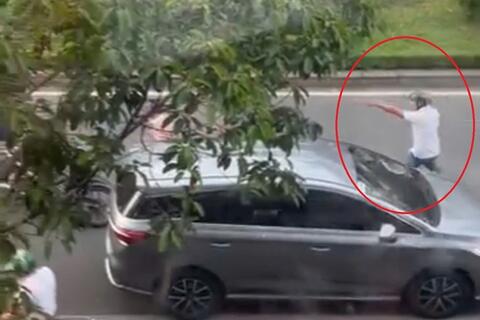 Xác minh clip tài xế ôtô bị rượt đuổi, hành hung giữa đường sau va chạm