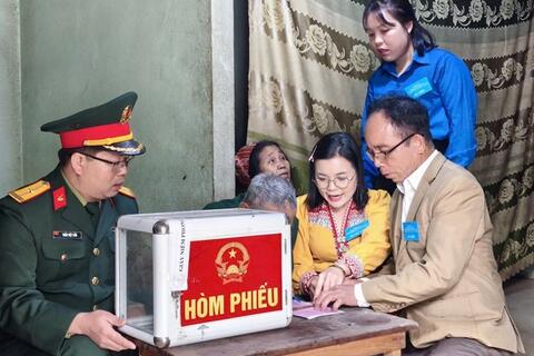 Cán bộ mang hòm phiếu đến tận nhà những cử tri không thể đi lại ở vùng cao Nghệ An