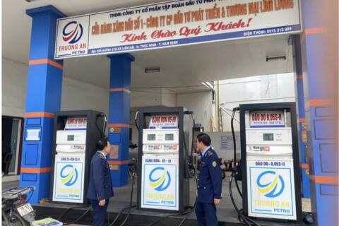 Xử phạt doanh nghiệp bán xăng dầu cao hơn mức quy định