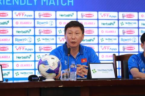 HLV Kim Sang-sik chờ đợi màn thể hiện của Hoàng Hên, Văn Hậu