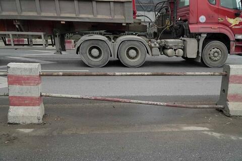 Dải phân cách cầu Thanh Trì xuống cấp trầm trọng