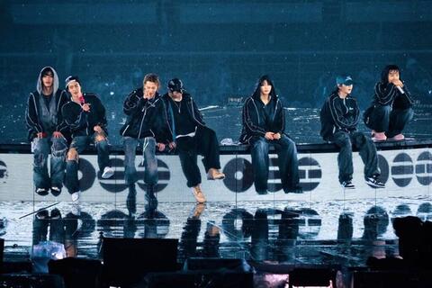 Concert 50.000 khán giả của BTS gây tranh cãi