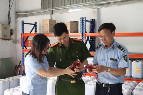 Phát hiện điểm chứa trữ gần 9.000 lít rượu có dấu hiệu vi phạm tại Hà Nội