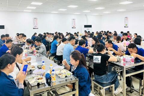 Công đoàn Nghệ An phối hợp chăm lo sức khỏe công nhân mùa nắng nóng