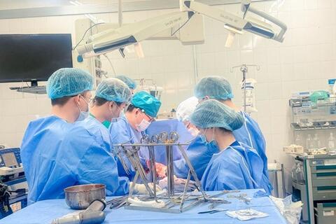 Cứu sống bệnh nhân bị thương xuyên tim nguy kịch