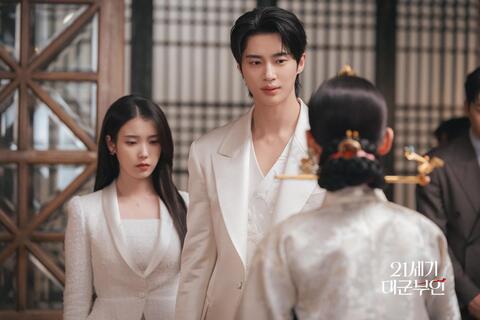 IU xin lỗi giữa làn sóng phản đối "Perfect crown"
