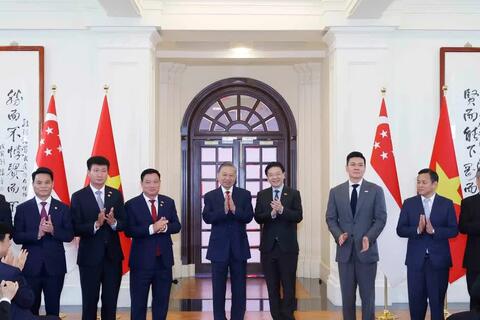 Tổng Bí thư, Chủ tịch nước Tô Lâm chứng kiến trao văn kiện hợp tác giữa Việt Nam và Singapore