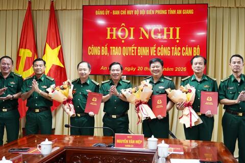 Biên phòng An Giang công bố quyết định thăng quân hàm, nâng lương trước hạn