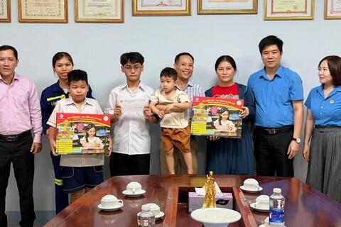Trao học bổng cho con đoàn viên vùng sâu, vùng xa ở Quảng Trị