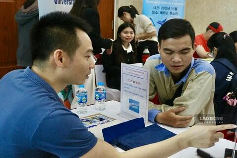 Lao động trung niên tìm cơ hội mới trước làn sóng công nghệ