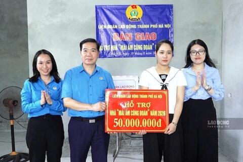 LĐLĐ Thành phố Hà Nội trao 50 triệu đồng từ chương trình Mái ấm Công đoàn