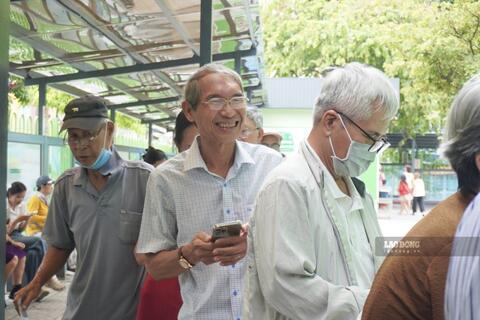 Người dân TPHCM xếp hàng nhận thẻ giao thông, bất ngờ vì một thẻ đi nhiều phương tiện