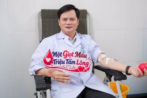 Người lao động Bệnh viện Đa khoa tỉnh Quảng Trị cùng nhau hiến máu