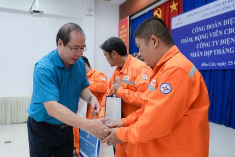 Công đoàn Điện lực Việt Nam hỗ trợ 145 người lao động mắc bệnh hiểm nghèo