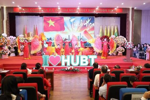 HUBT: 209 tân cử nhân ngành Tài chính - Ngân hàng, chuyên ngành Tài chính, chính thức tốt nghiệp