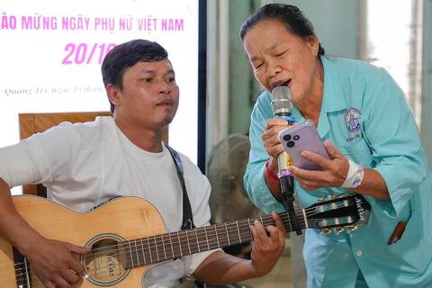Bệnh nhân nữ cao tuổi hát vang giữa hành lang bệnh viện dịp 20.10